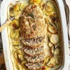 Farsbrød i fad med kartofler og rosmarinsovs
