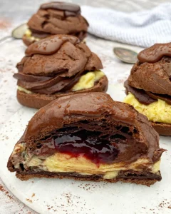 Fastelavnsboller med vaniljecreme, chokolademoussé og brombærmarmelade