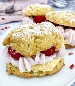 Fastelavnsboller med vaniljecreme, hindbærskum og marmelade