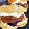 Fastelavnsboller med vaniljecreme, marmelade og nougatmoussé