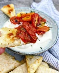 Fetadip med bagte tomater og hjemmelavede tortillachips