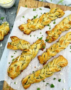 Flettede hvidløgsbrød med ost og persille