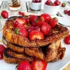 French toast med jordbær og sirup