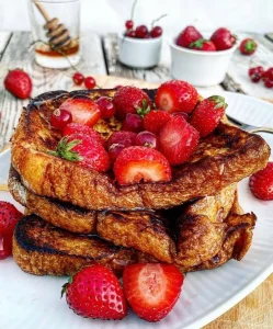 French toast med jordbær og sirup