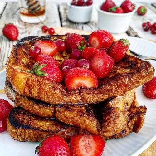 French toast med jordbær og sirup