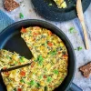 Frittata med kartofler, tomat og spinat