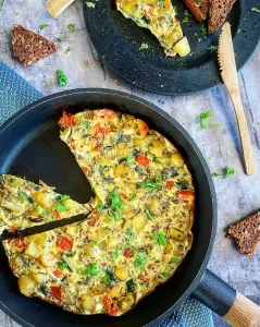 Frittata med kartofler, tomat og spinat