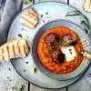Fyldig tomatsuppe med oksekødboller og bulgur