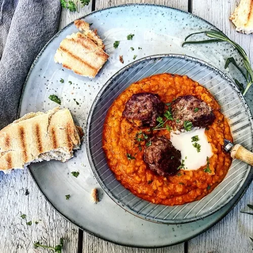 Fyldig tomatsuppe med oksekødboller og bulgur