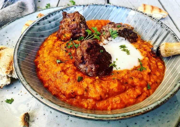 Fyldig tomatsuppe med oksekødboller og bulgur