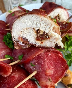 Fyldte baconviklede kyllingeruller med flødeost, soltørret tomat og mozzarella