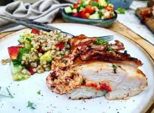 Fyldte kyllingefileter med speltsalat