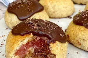 Gammeldags fastelavnsboller med æblekompot, kanelremonce og chokolade