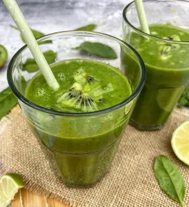 Greenie med spinat, mango, kiwi og ingefær