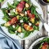 Grøn linsesalat med skinkeviklet avocado