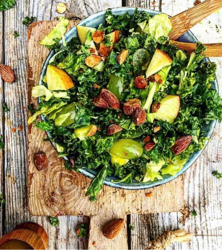 Grønkålssalat med æbler og vindruer