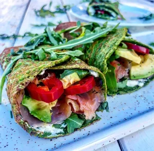 Grønne wraps med krydderurtecreme og laks