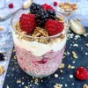 Hindbær-chiagrød med skyr, granola og bær