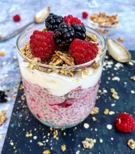 Hindbær-chiagrød med skyr, granola og bær