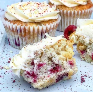 Hindbærcupcakes med hvid chokolademoussé