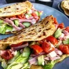 Hjemmelavede tortillas med tomatsalat, skinke og feta