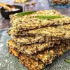 Hjemmelavet knækbrød med parmesan og rosmarin