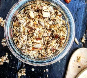 Hjemmelavet granola med vanilje og banan