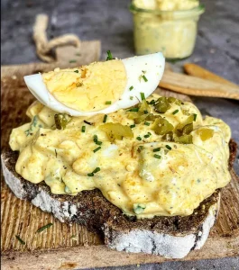 Hurtig æggesalat med karry og cornichoner
