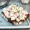 Hurtig skinkesalat med rødløg og purløg