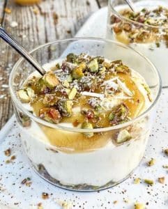 Hvid chokomoussé med citroncreme og karameliserede pistacier