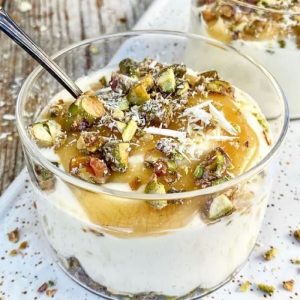 Hvid chokomoussé med citroncreme og karameliserede pistacier
