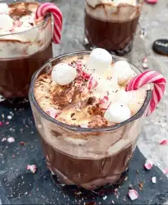 Julet varm chokolade med baileys, vaniljeskum og polkagrise