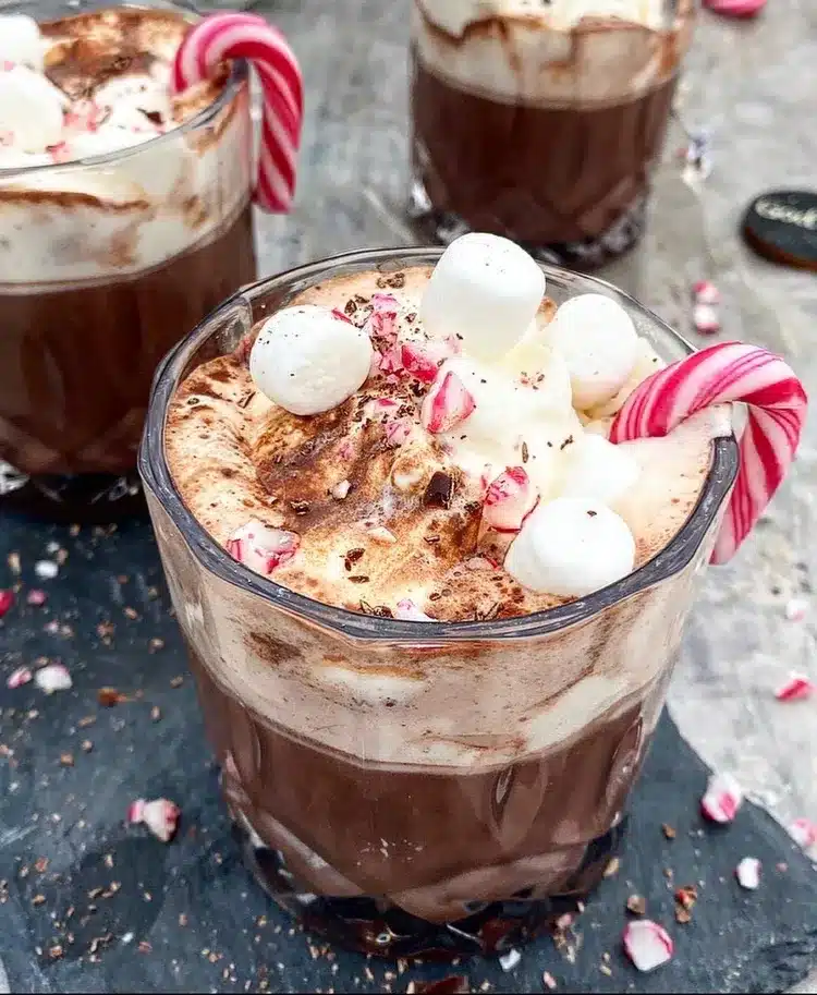 Julet varm chokolade med baileys, vanilleskum og polkagrise1