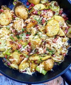 Kartoffelpande med bacon, porrer og ost