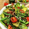 Kartoffelsalat med grøn pesto, bacon og bønner