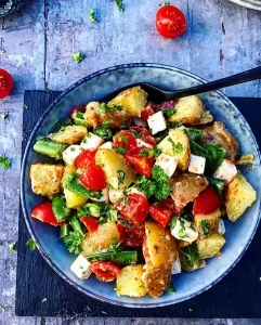 Kartoffelsalat med tomater, sukkerærter og feta