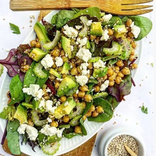 Kikærtesalat med avocado, bladselleri og feta