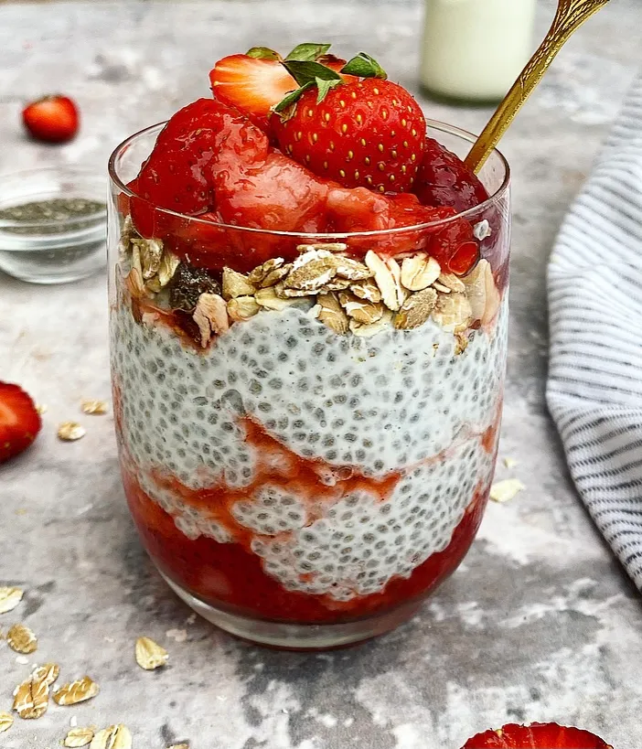 Klar på en top lækker, super nem, sund og sommerlig morgenmad….? Koldskåls chiagrød med jordbærkompot og müsli – uuuhm!