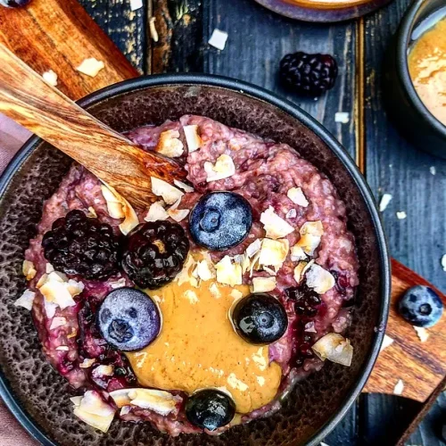 Krydret havregrød med bær og kokos