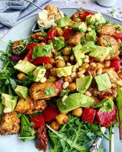 Krydret kikærtesalat med spicy kylling, soltørret tomat og peberfrugt