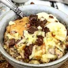 Krydret peanutbuttergrød med chiafrø, banan og æble