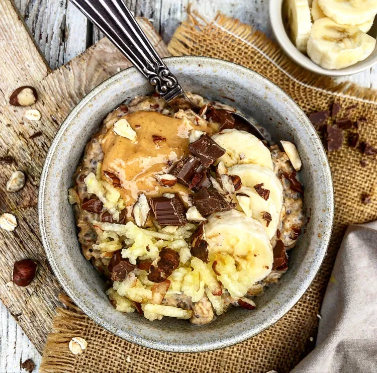 Krydret peanutbuttergrød med chiafrø, banan og æble