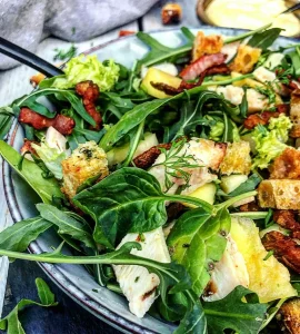 Kyllingesalat med ananas, bacon og karrydressing