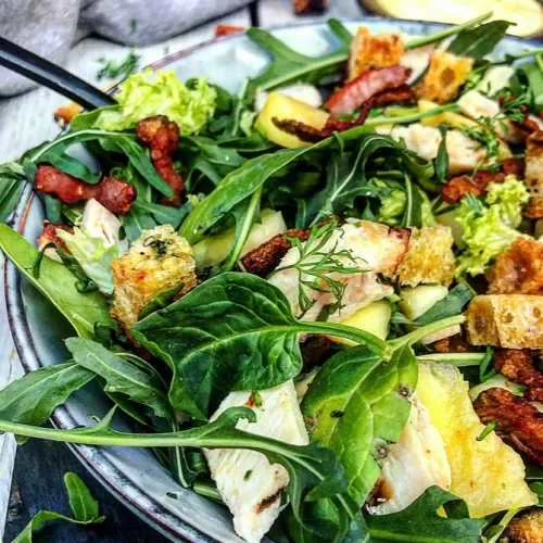 Kyllingesalat med ananas, bacon og karrydressing