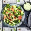 Laksesalat med squash og avocadocreme