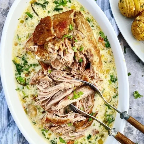 Langtidssimret nakkefilet med hvidvinsflødesovs, bacon, porrer og grønkål