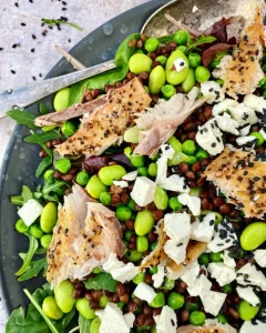 Linsesalat med bønner, ærter, makrel og feta