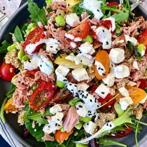 Måltidssalat med quinoa, tomater, tun og basilikumcreme