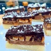 Marcipansnitter med nougat, chokolade og karamelfudge