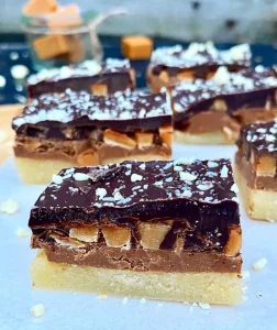 Marcipansnitter med nougat, chokolade og karamelfudge